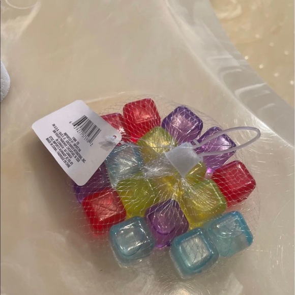 2 16 pcs Plastic multi-color Ice Cubes NWT (32 total) - Picture 3 of 4